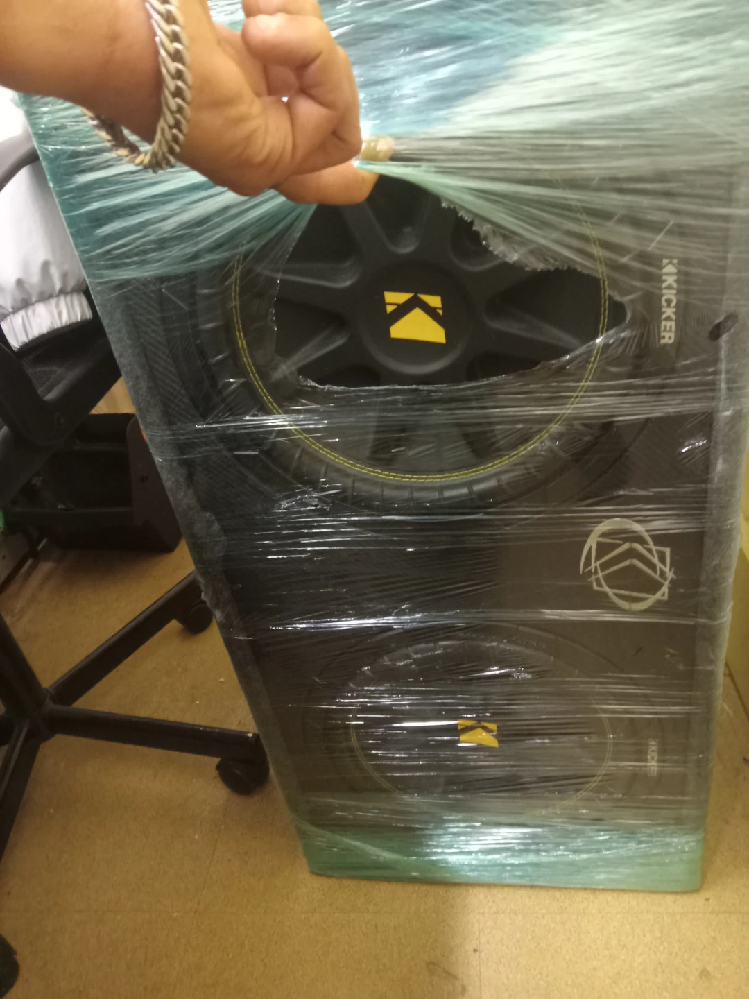 12 " kicker com subs and box - photo 2