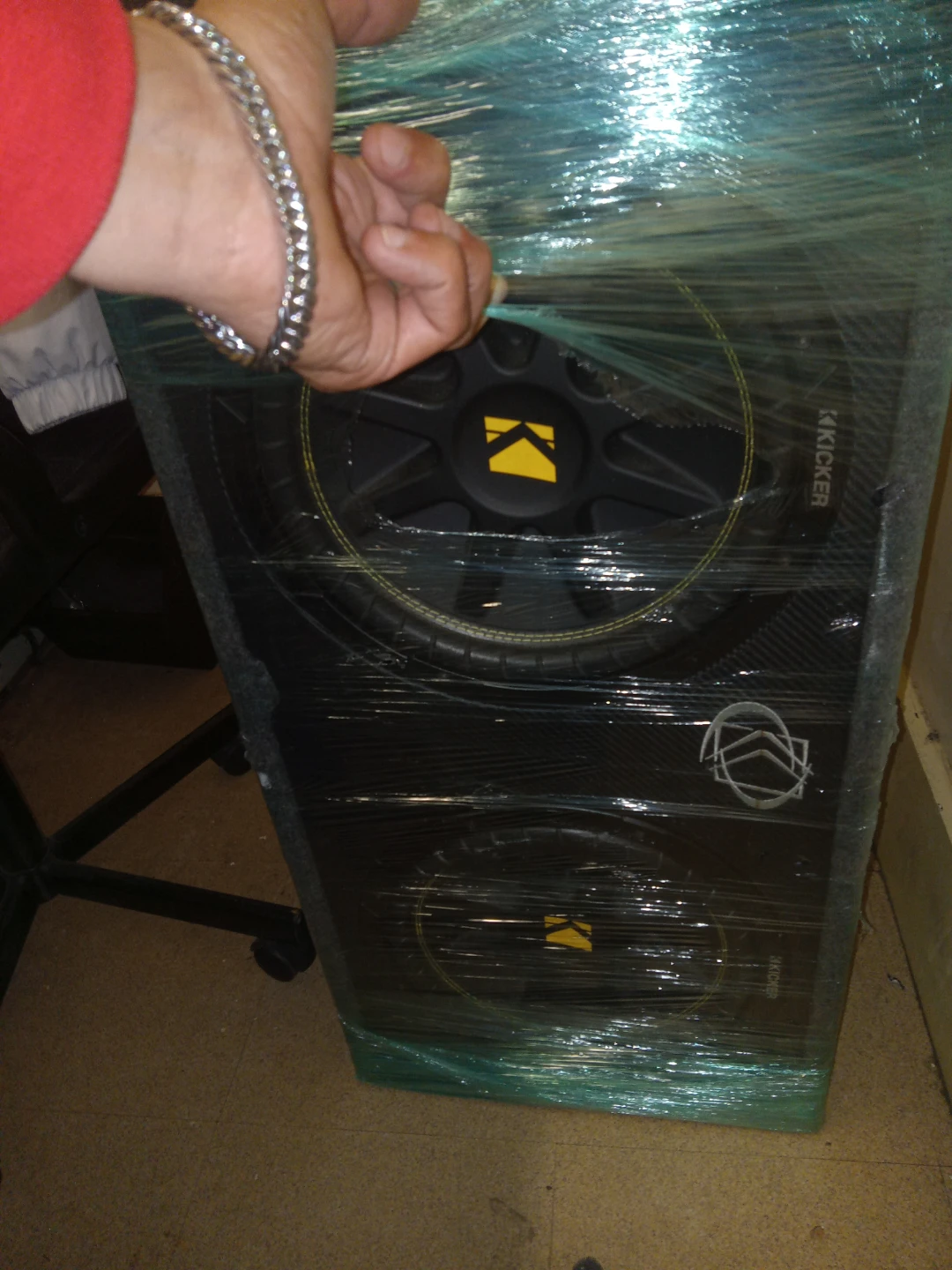 12 " kicker com subs and box - photo 3