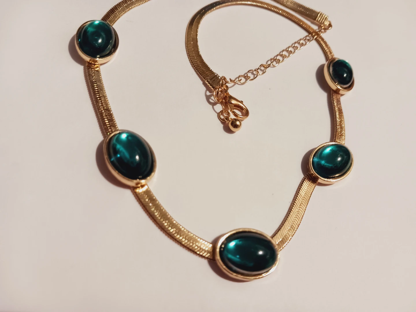 New !! Gold tone necklace with emerald green oval cabochons - photo 3