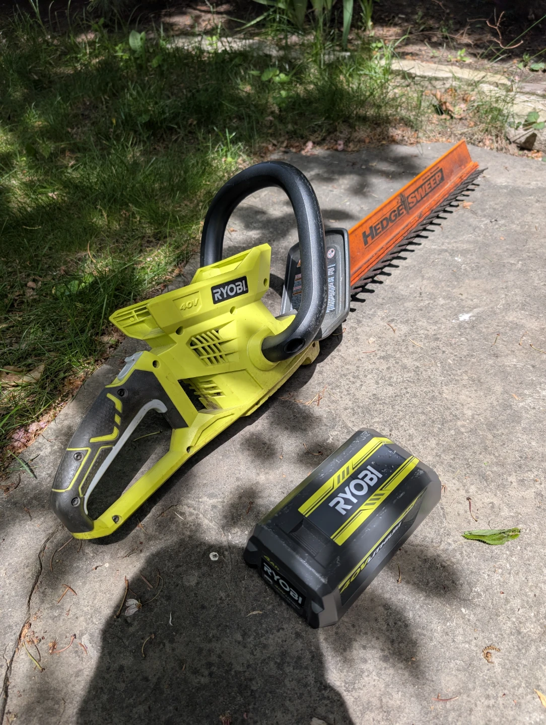 Ryobi 40V Hedge Trimmer with 4Ah Battery and Charger - photo 2
