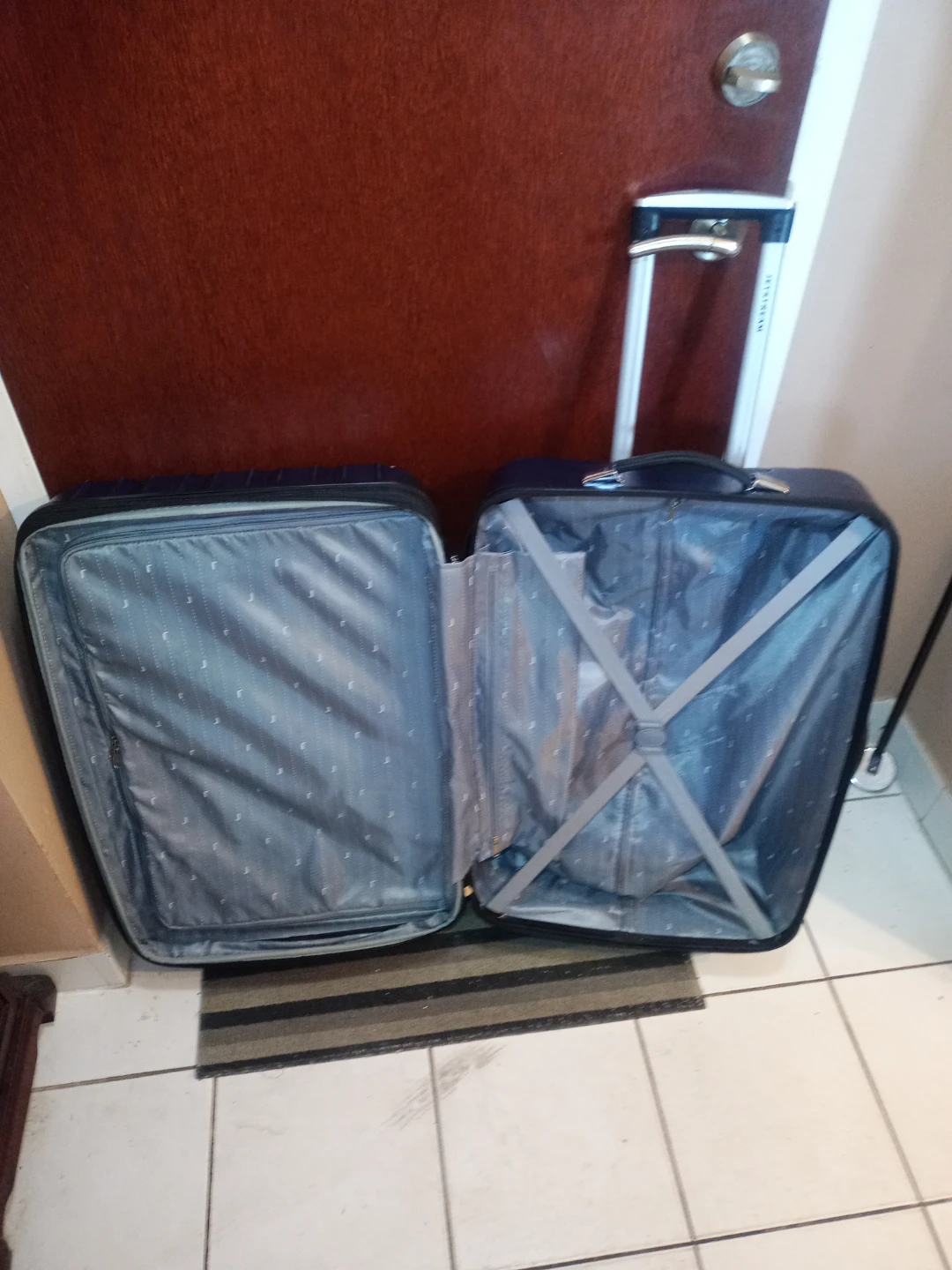 Jet Stream Luggage With Swivel Wheels - photo 3