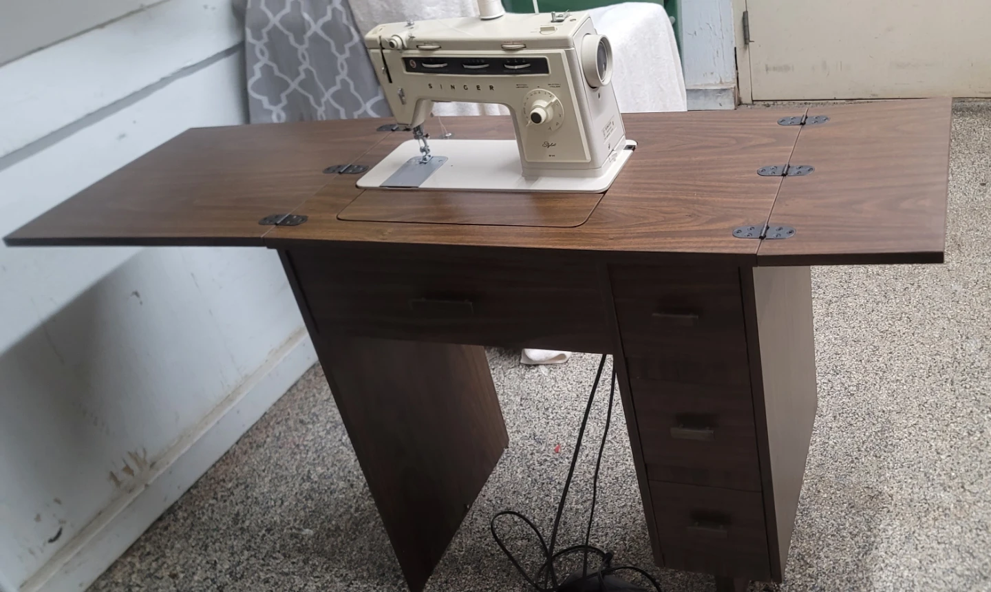 Singer Sewing Machine with Foldable Table - photo 2