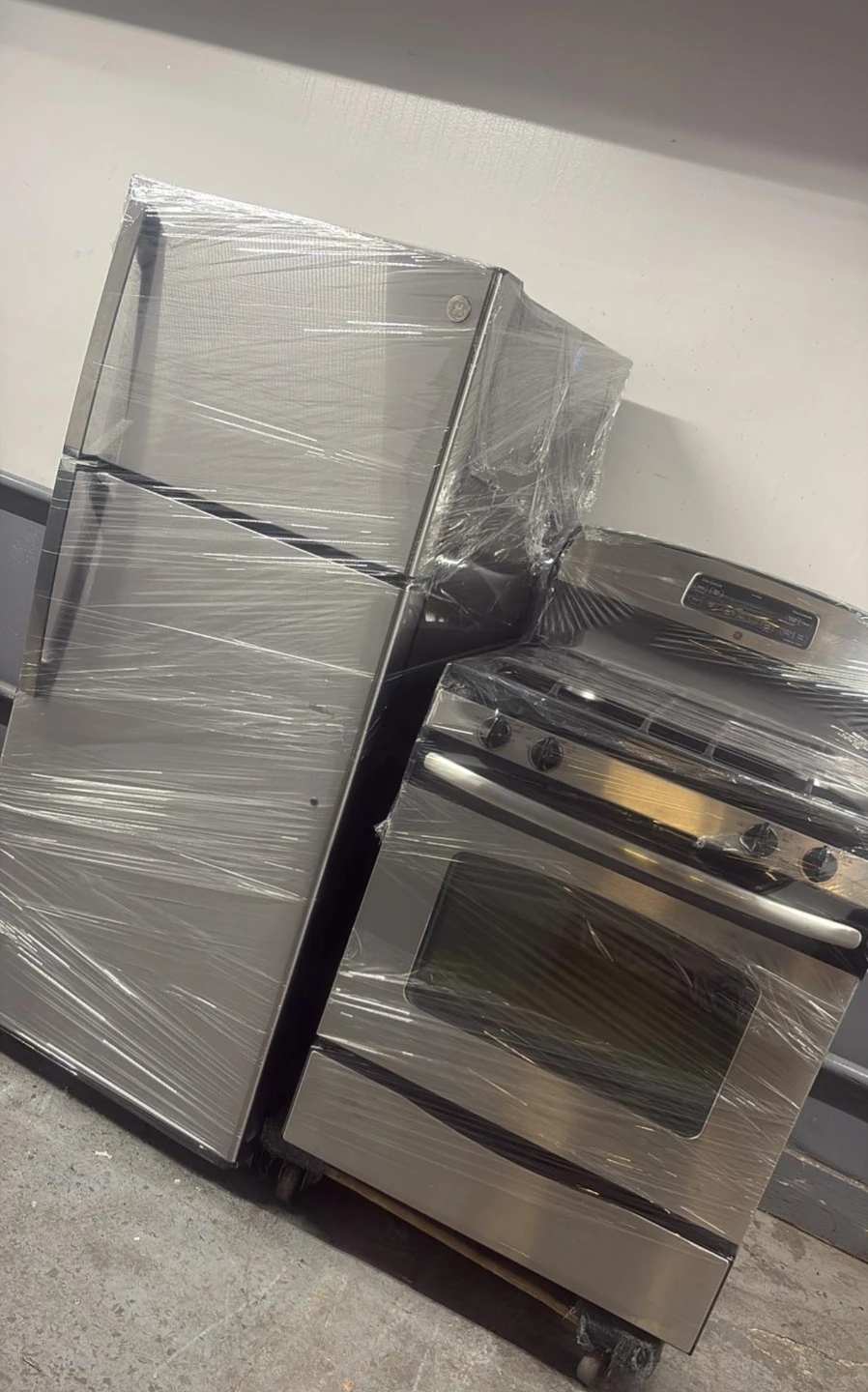 GE 28in Stainless refrigerator and 30in gas stove - photo 2