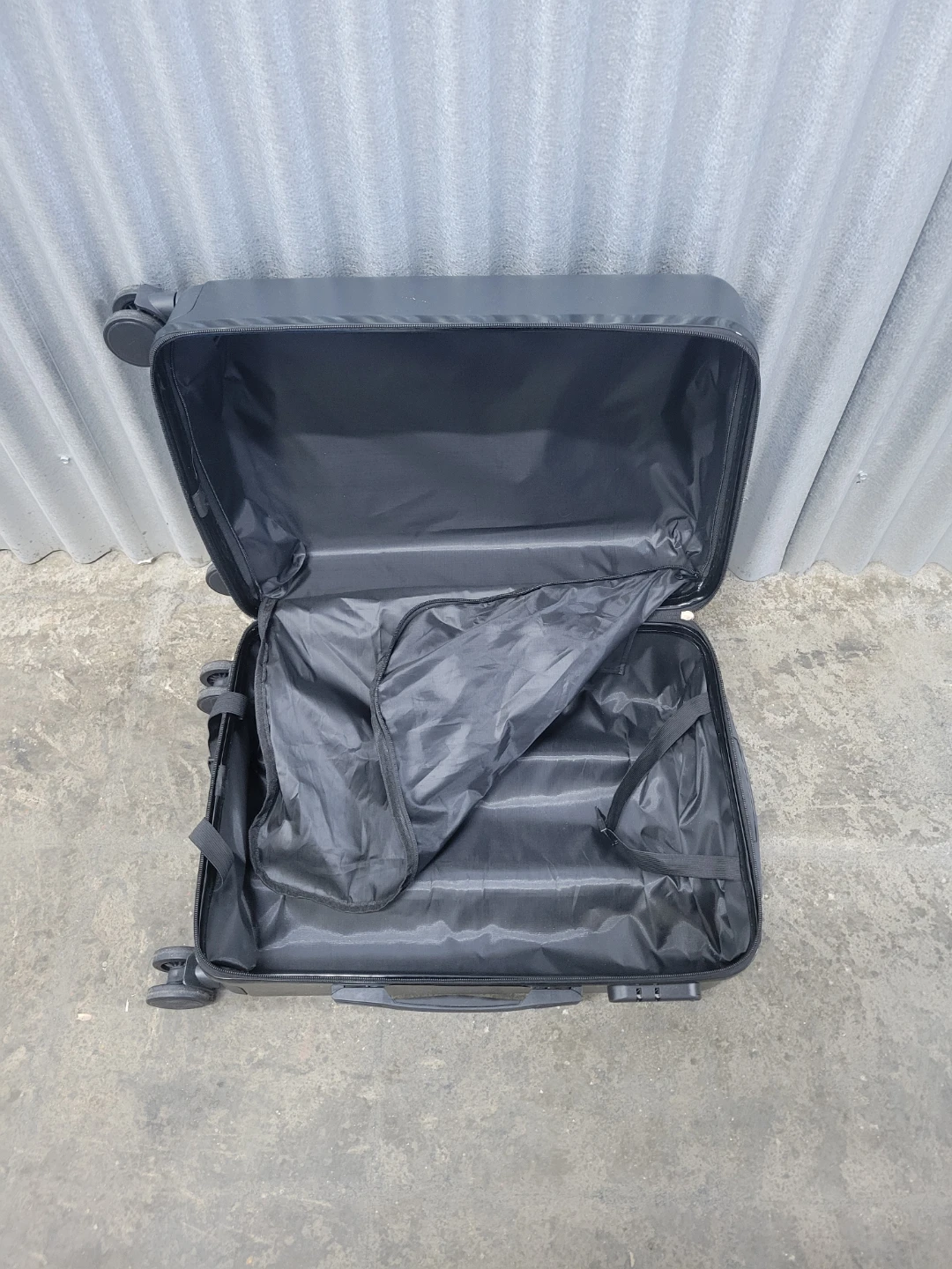 Black Carry-On Suitcase with 4 wheels - photo 4