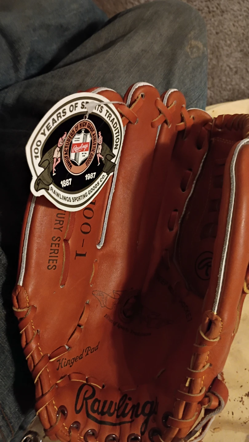 Vintage collectible Rawlings 100-1 Hinged Pad Baseball Glove