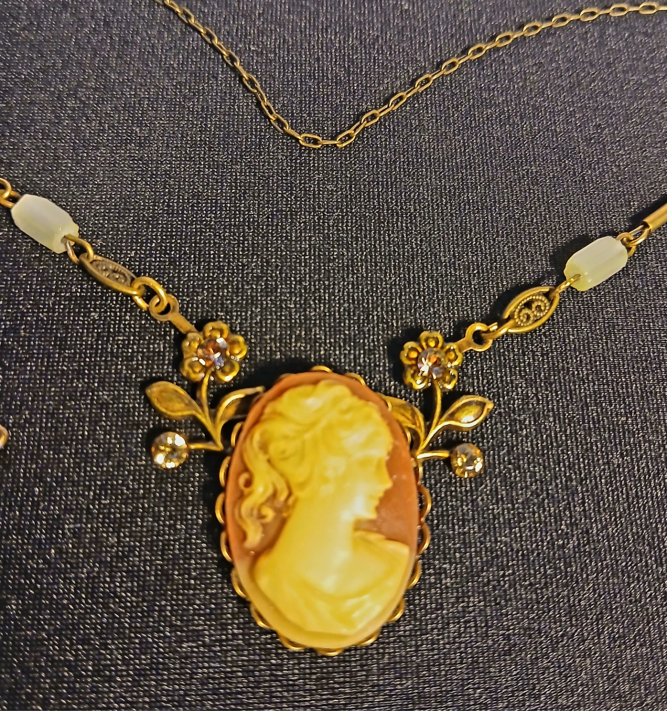Cameo Necklace and Earring Set - photo 3