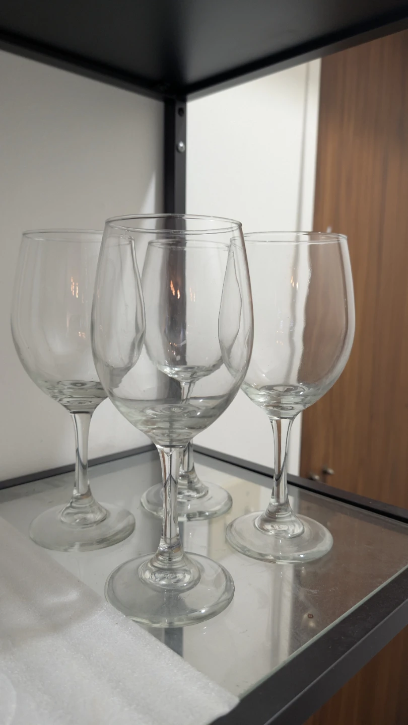 Set of 4 Clear Wine Glasses