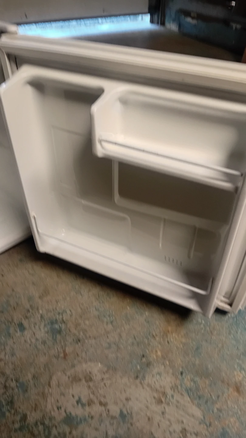 Sanyo Mini Fridge - photo 3