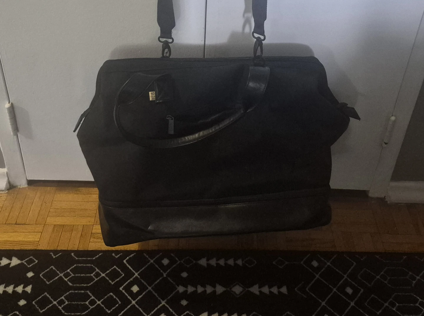 BÉIS The Weekender Bag - Black (Great Condition) - photo 2
