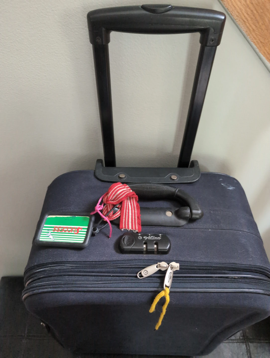 ⚽ Goldlion Navy Blue Rolling Suitcase - photo 3
