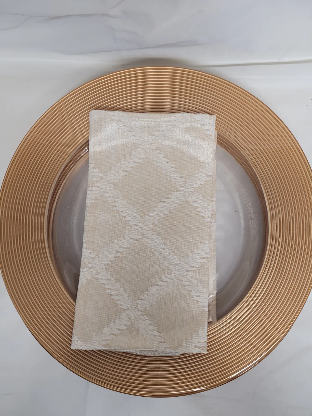 Set of 4 Gold Charger Plates with Cloth Napkins - photo 3