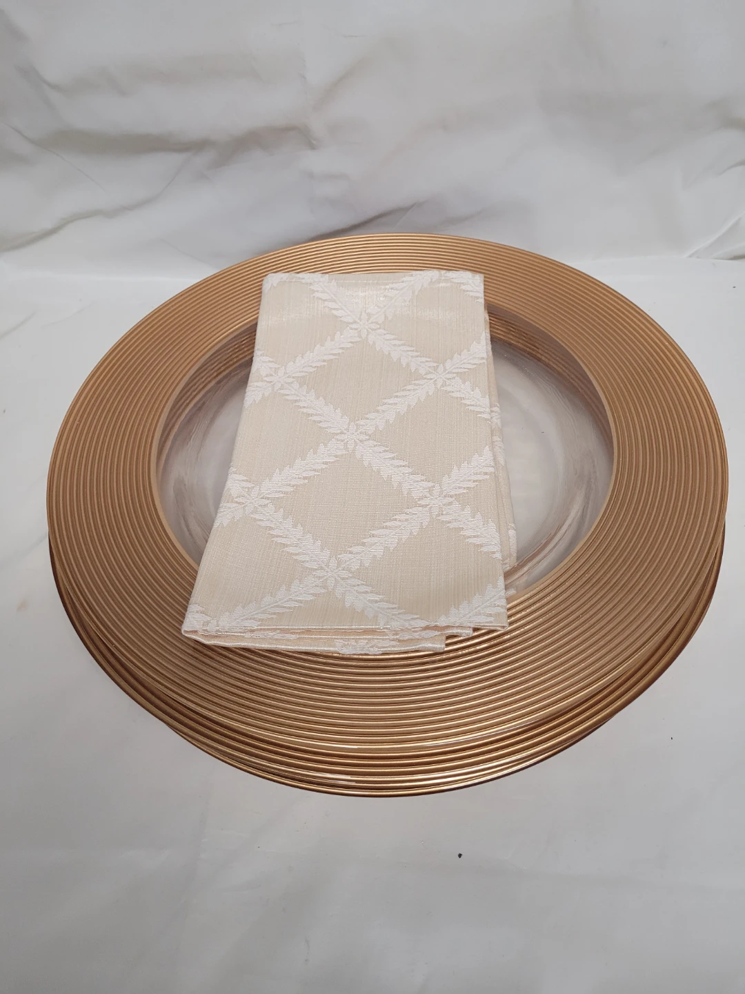 Set of 4 Gold Charger Plates with Cloth Napkins - photo 4