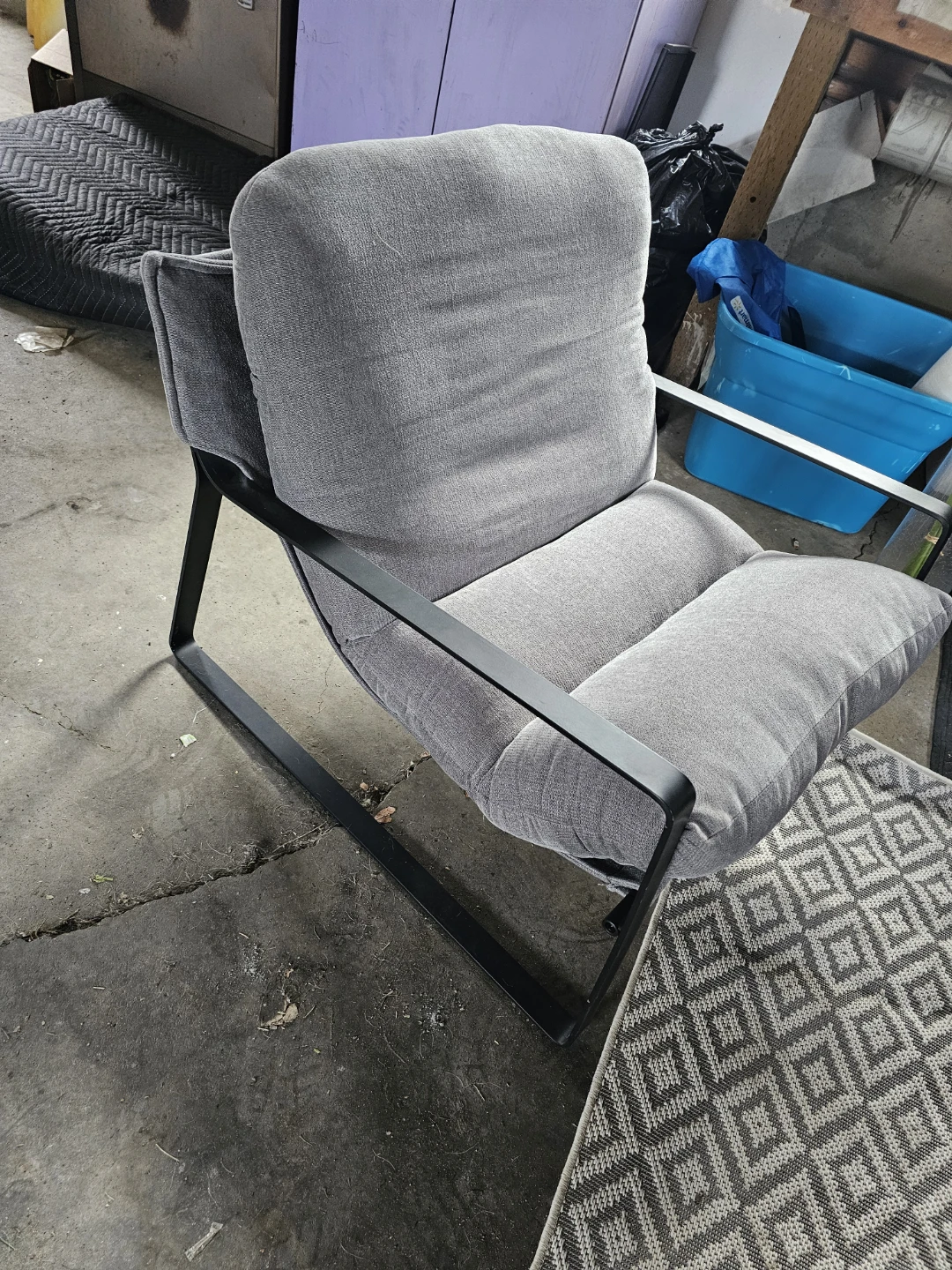 Grey accent chair with black metal frame - photo 2