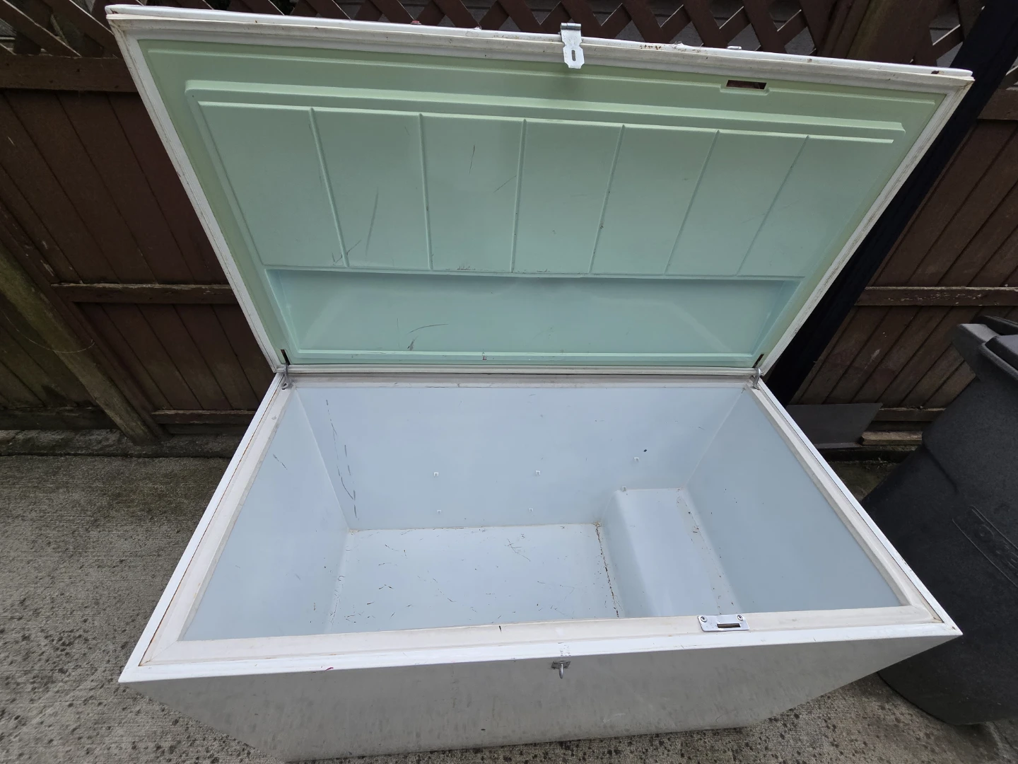 #FREE White Chest Freezer - photo 3