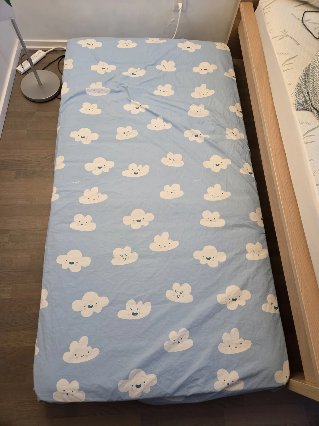 6" Foam & Spring Hybrid Mattress (Twin) | Only Used for 1 Month - photo 2