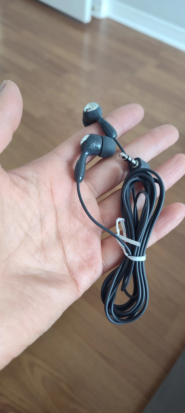Wired earbuds headphones