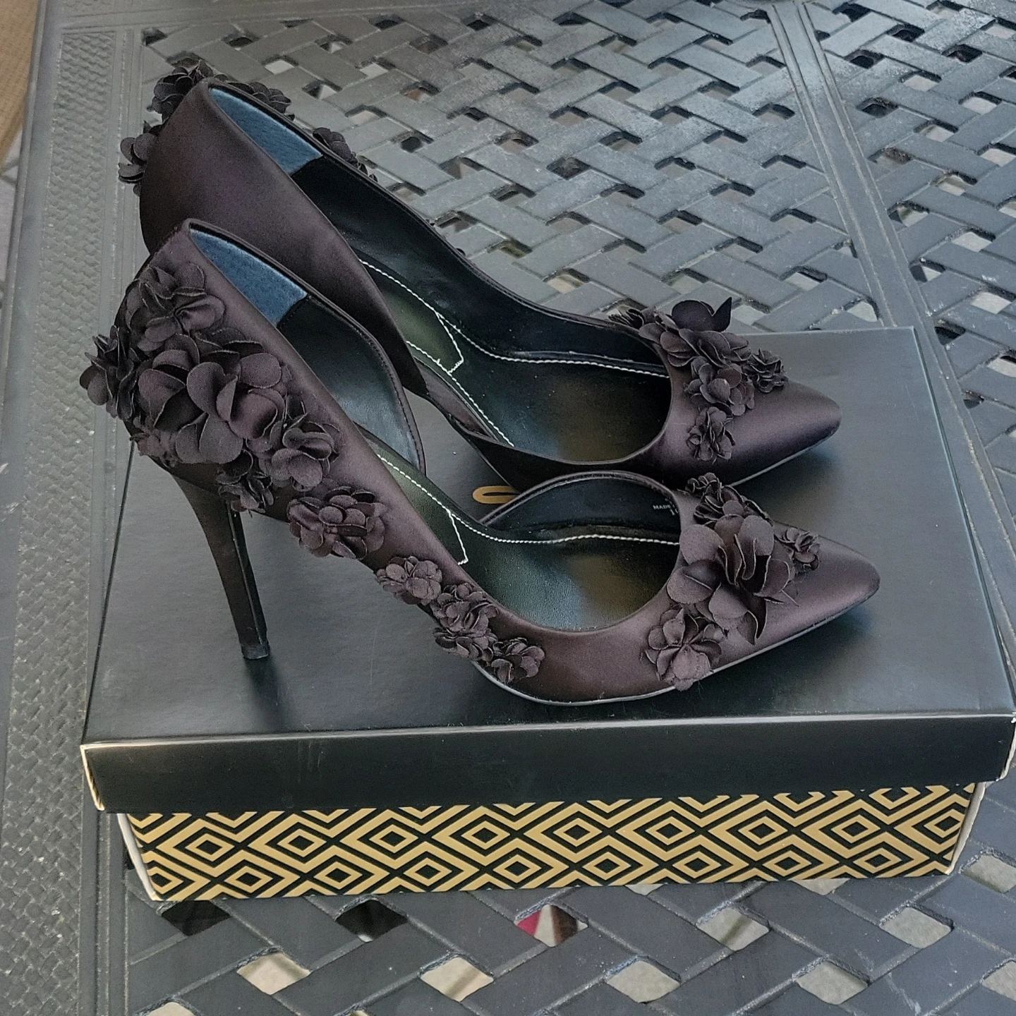 Charles by Charles David Black Satin Floral Heels Size 10 - photo 4