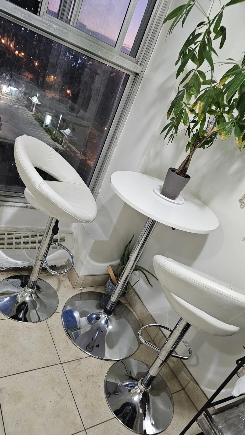 White Bar Table with 2 Adjustable Stools