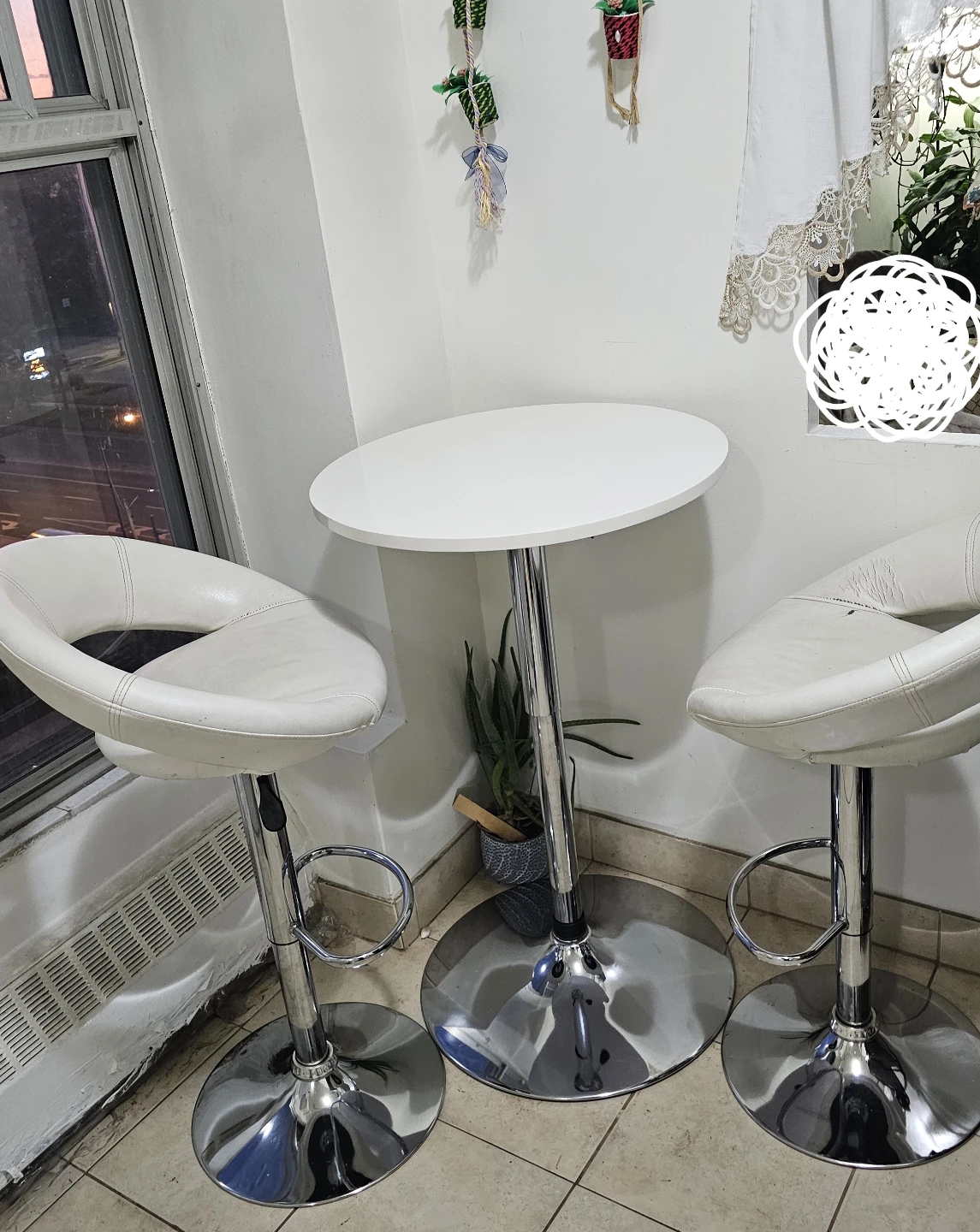 White Bar Table with 2 Adjustable Stools - photo 5