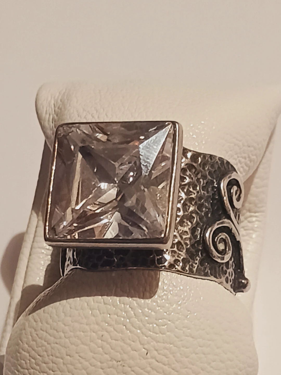 Stunning Sterling Silver 925 Ring with Clear Cut Stone 7.