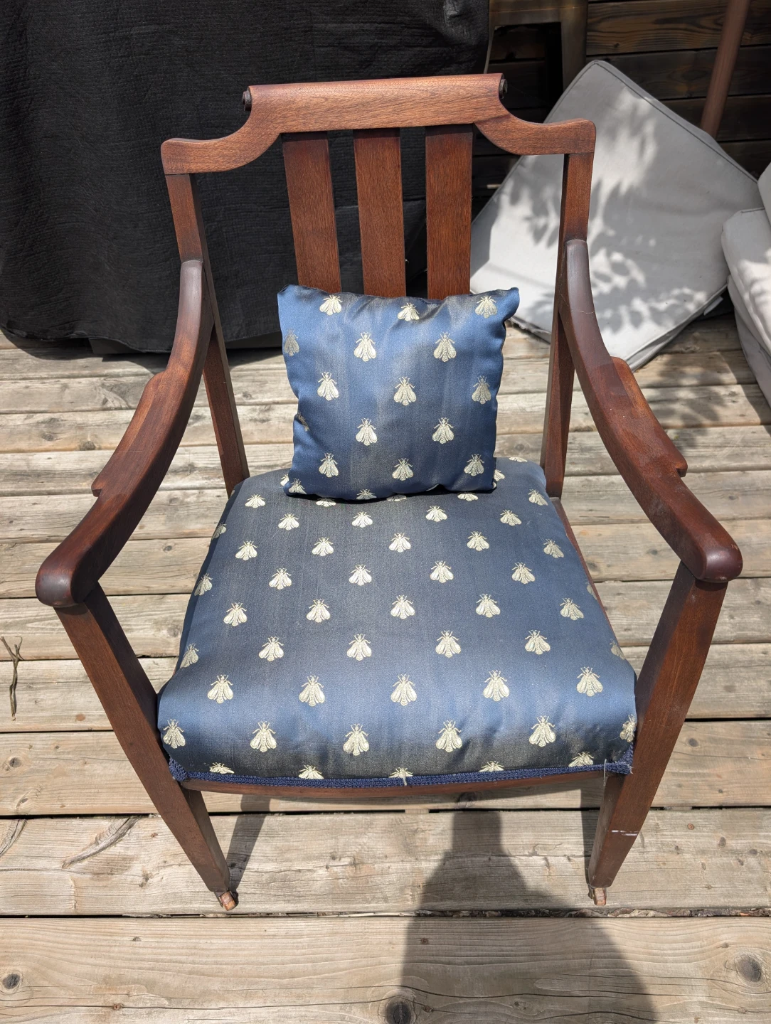 Wooden accent chair with blue bee-patterned seat cushion - photo 2