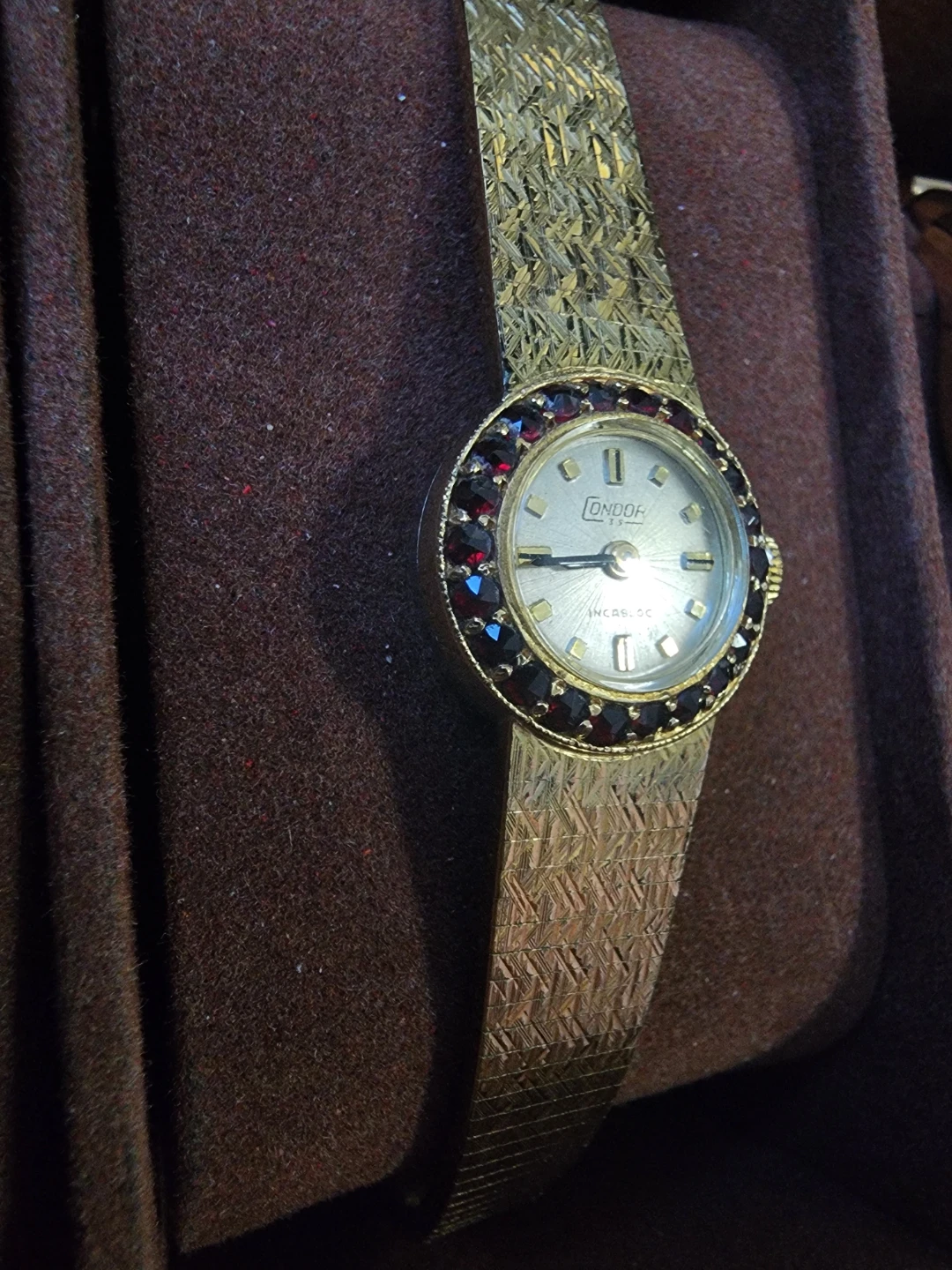 ⚽ Condor 35 Women's Gold Tone Watch with Garnet Bezel - photo 3