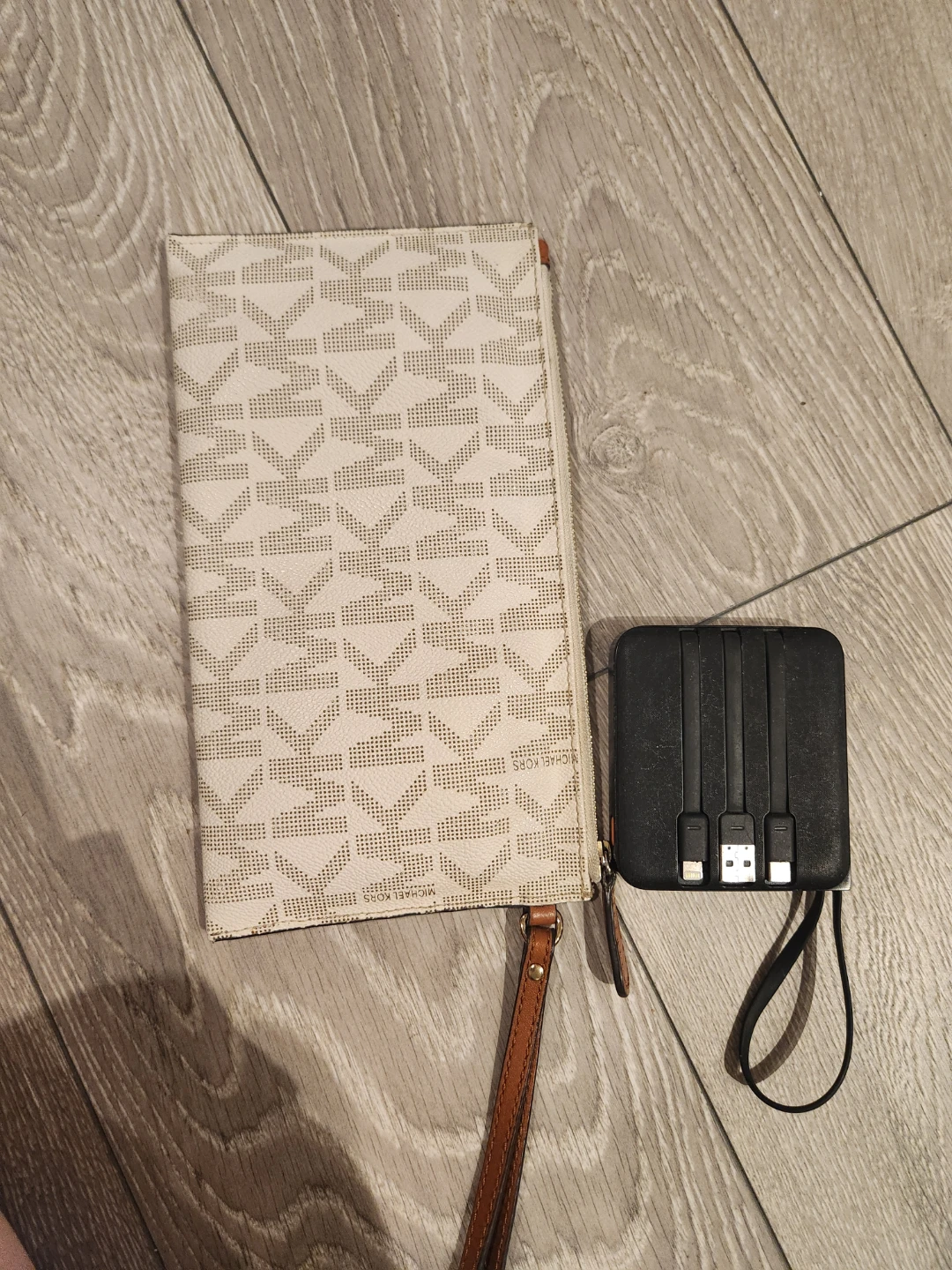 Michael Kors Wristlet - photo 2