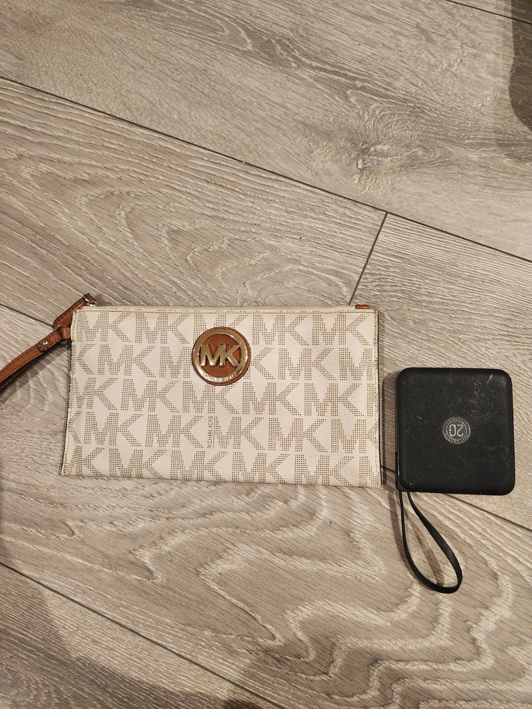 Michael Kors Wristlet - photo 4
