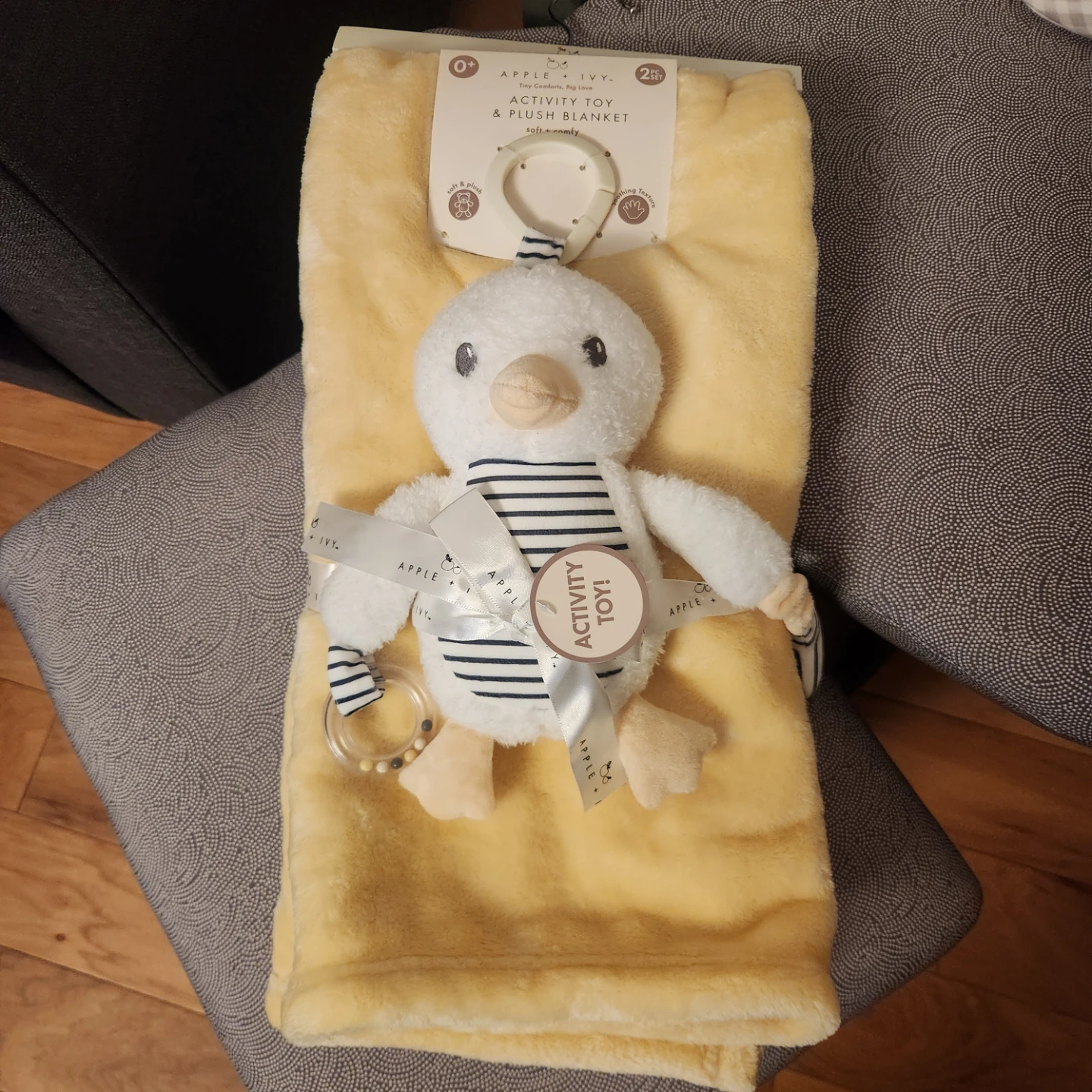 BRAND NEW Apple + Ivy Activity Toy & Plush Blanket ⚽