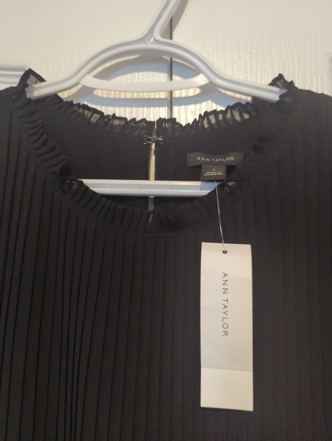 ⚽ BN with tags - Ann Taylor Black Pleated Ruffle Sleeve Top - photo 2