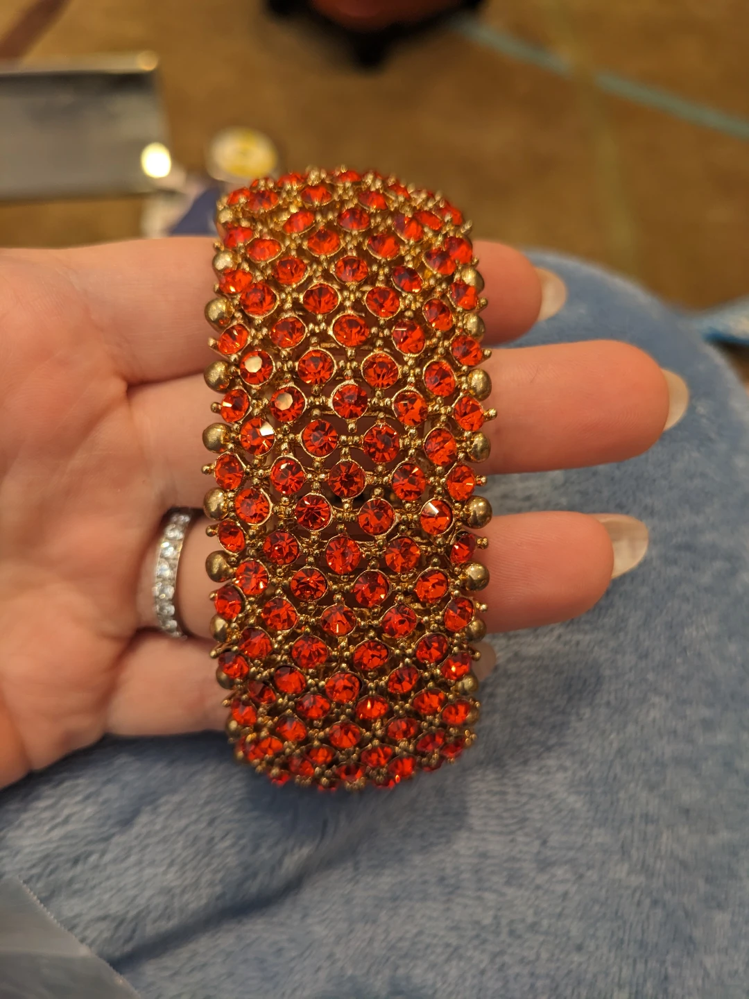 ⚽ Gold-tone Thick Red Rhinestone Stretch Bracelet