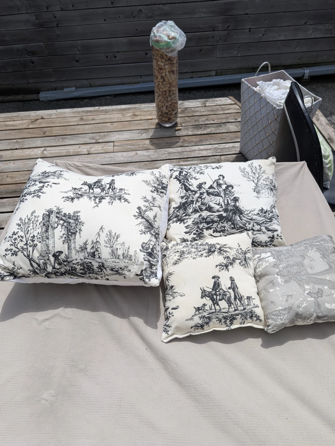 Set of 4 Decorative Throw Pillows - photo 4