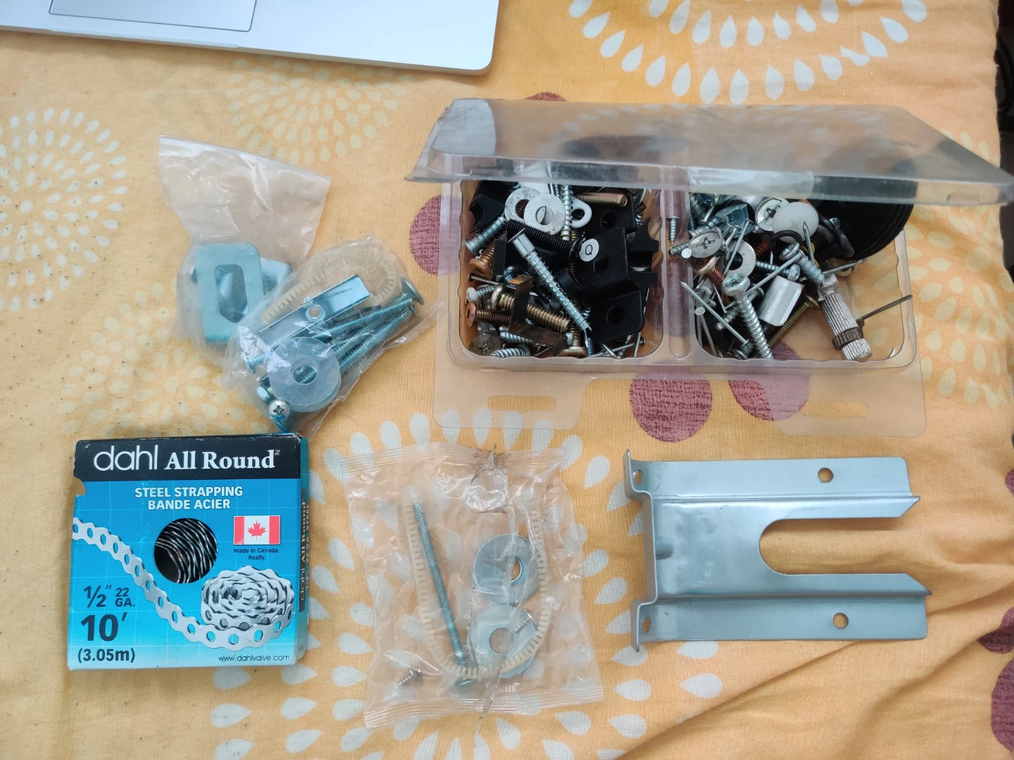 Screws, nuts, steel strapping bande acier, etc