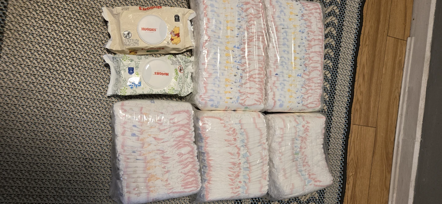 Huggies Diapers, size 4 and Wipes Bundle - photo 2