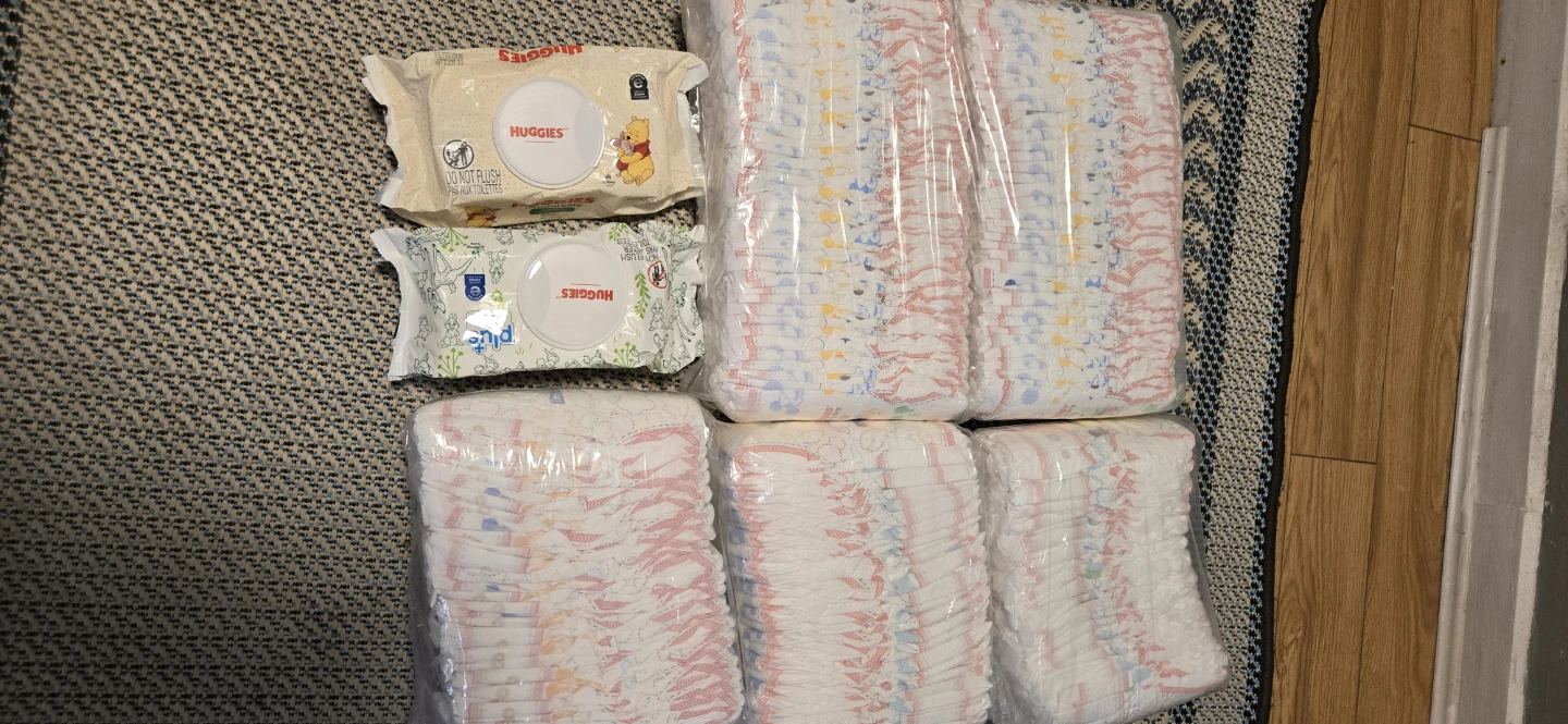 Huggies Diapers, size 4 and Wipes Bundle - photo 3
