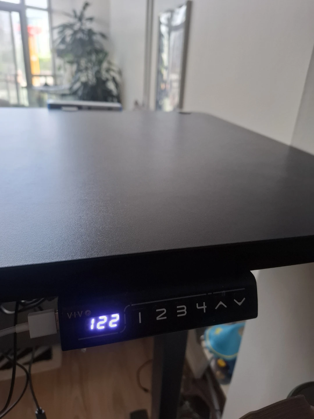 Vivo STANDING DESK! 60 x 24 inches. AMAZING conditon. - photo 3