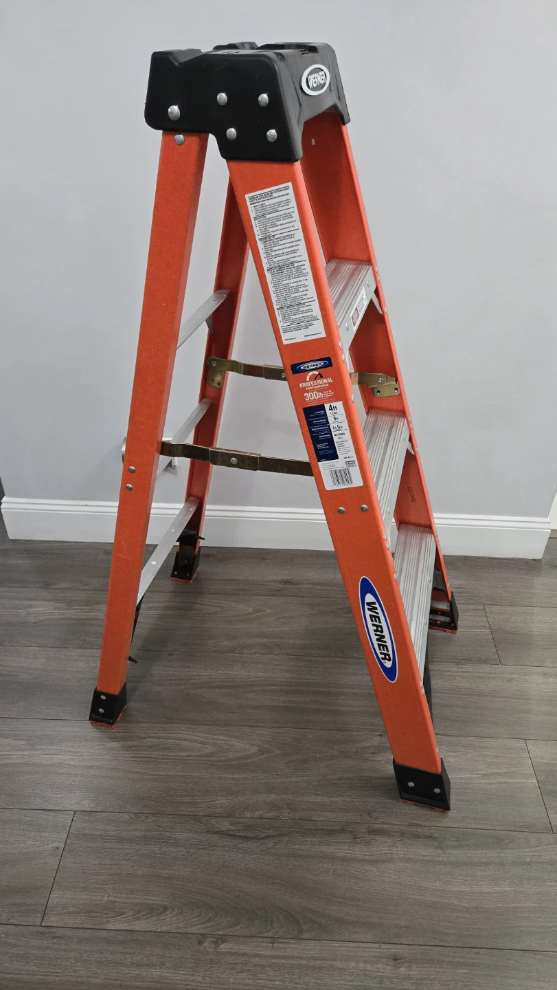 Werner 4 ft. Fiberglass Step Ladder