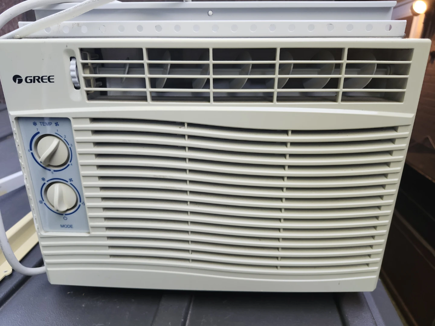 Gree Window Air Conditioner 5000 BTU with window kit - photo 2