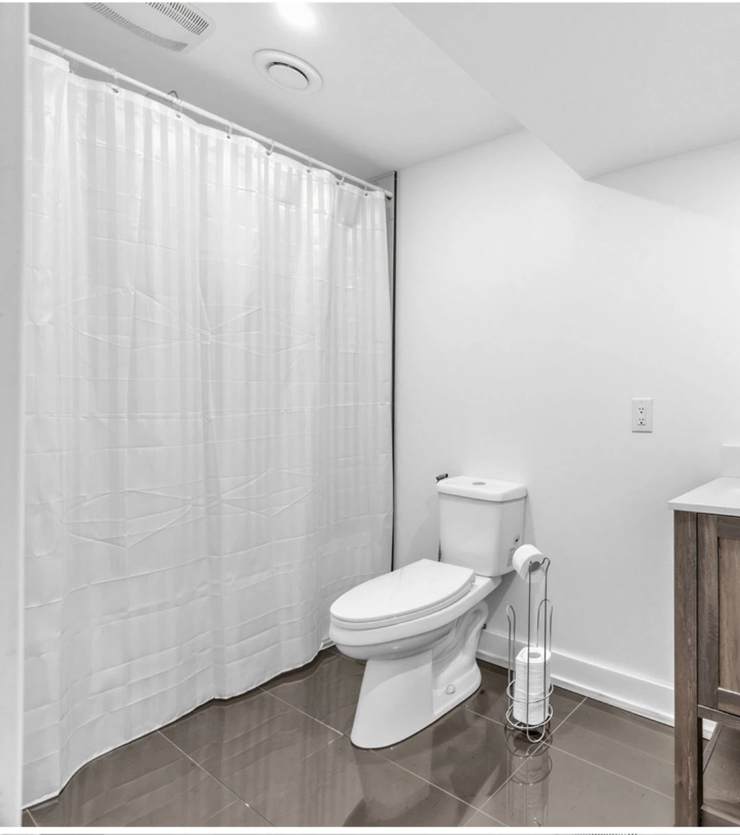 3 Room + 2 bath Separate Entry Basement Walmart/Durham College - photo 2