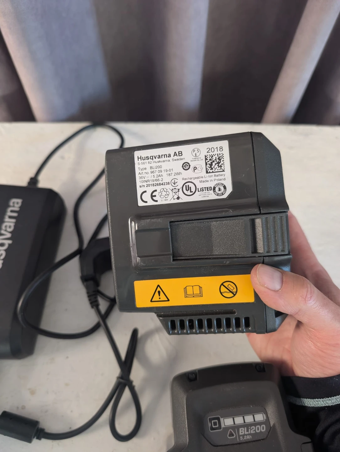Husqvarna BL200 Battery Kit with Charger - photo 4