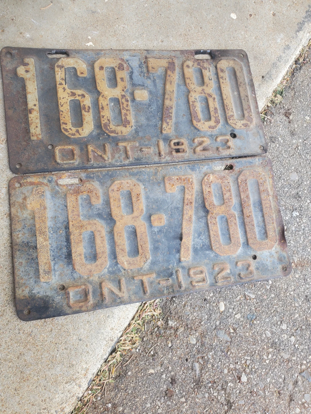 Two Vintage 1923 Ontario License Plates - 168-780