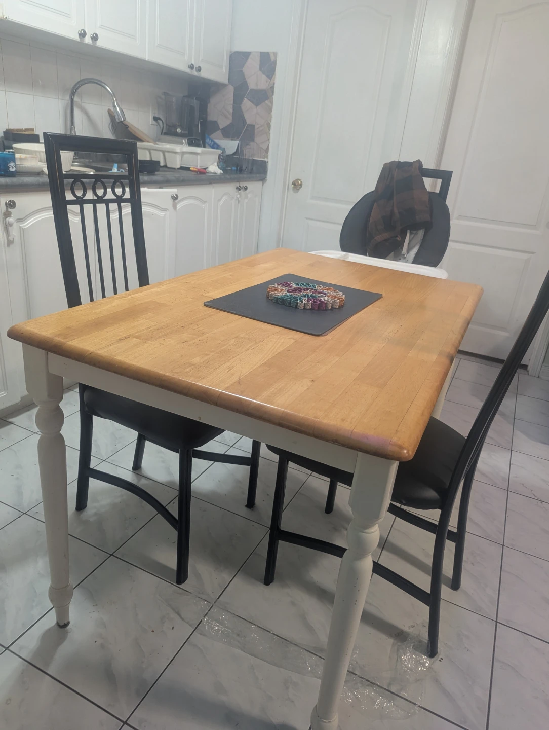 Table and dining chairs in great condition - photo 2