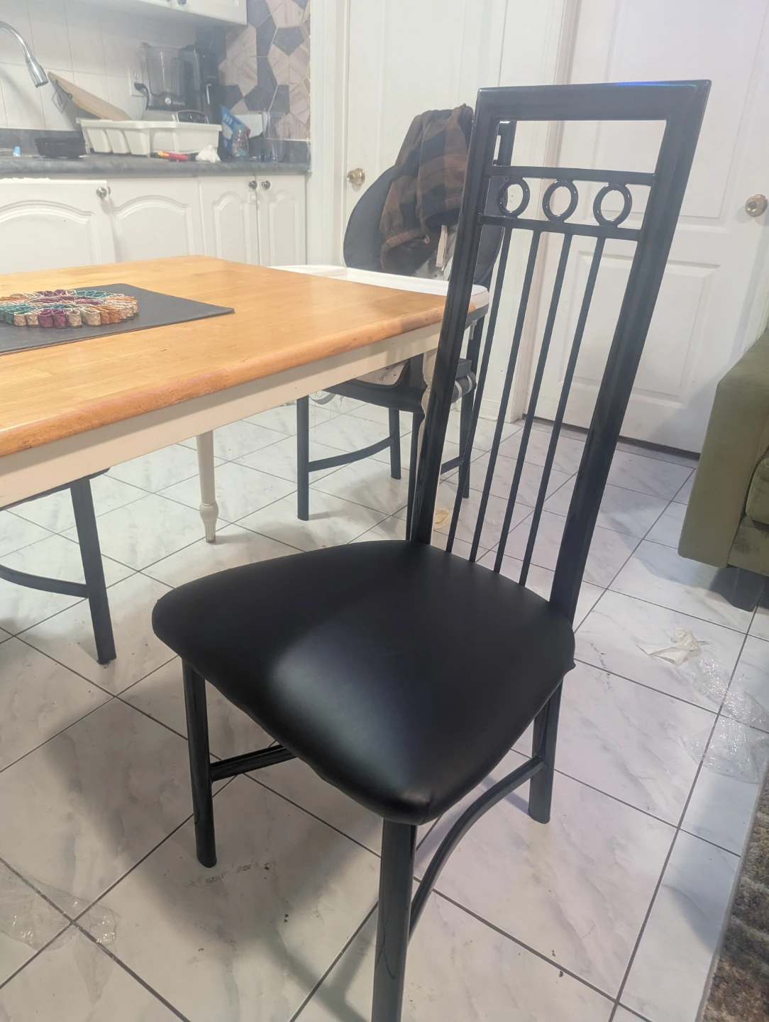 Table and dining chairs in great condition - photo 4
