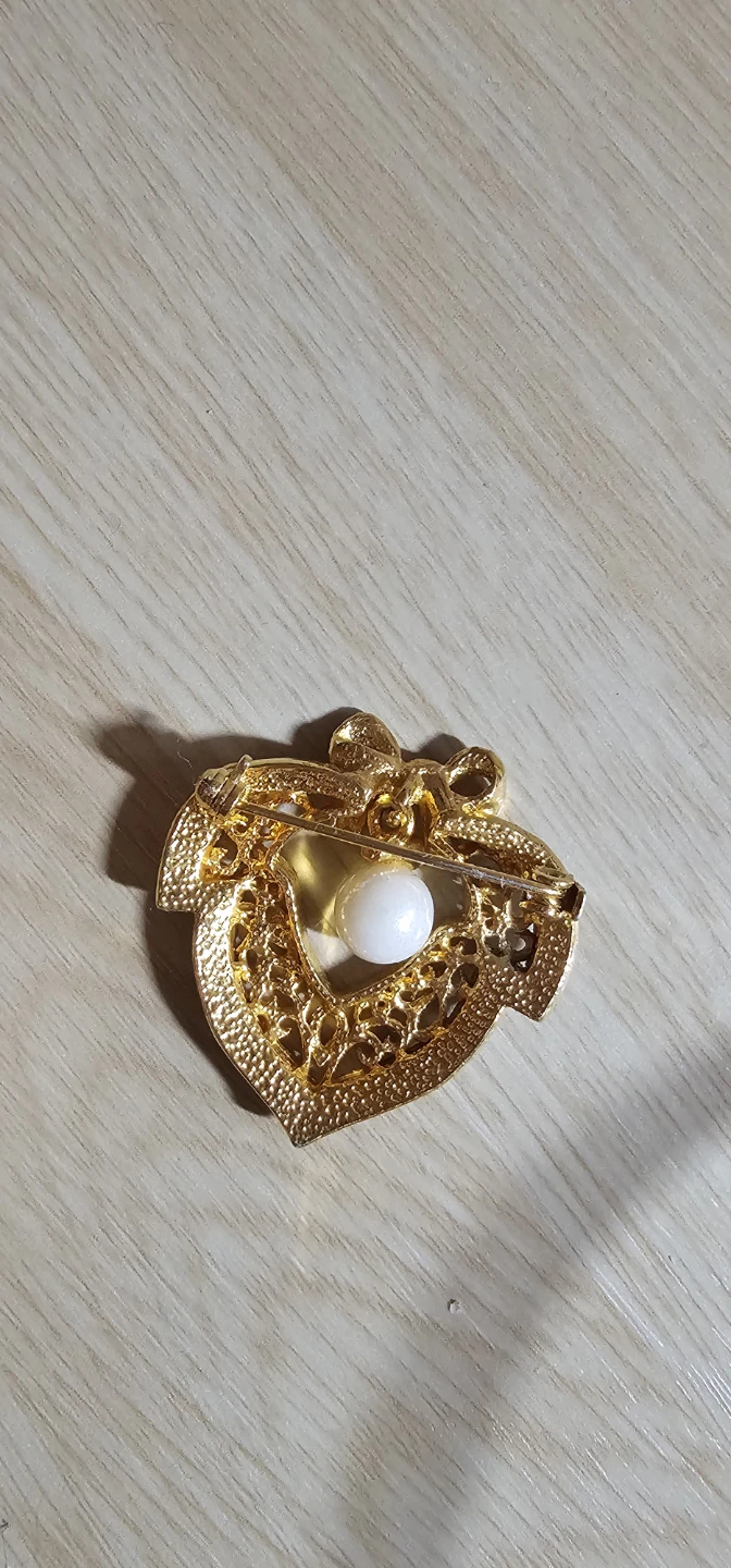 Gold-tone heart brooch with faux pearl and rhinestones - photo 2