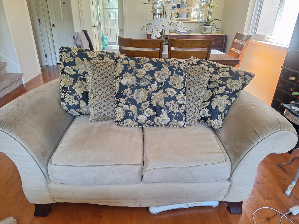 3 piece couches W/ Decorative Throw Pillows - Set of 5 - photo 2