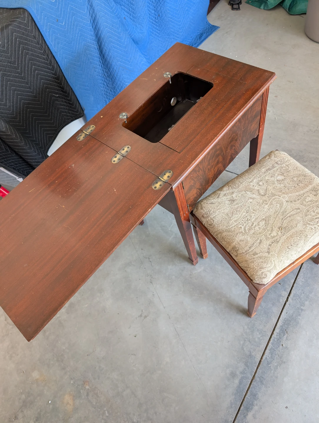 Antique Sewing Machine table with Stool - photo 2