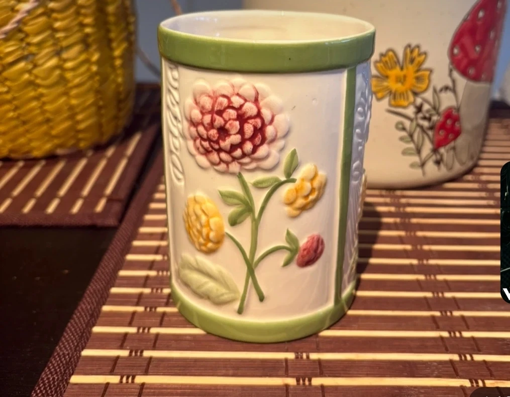 Vintage Embossed Floral Ceramic Mug - ⚽️