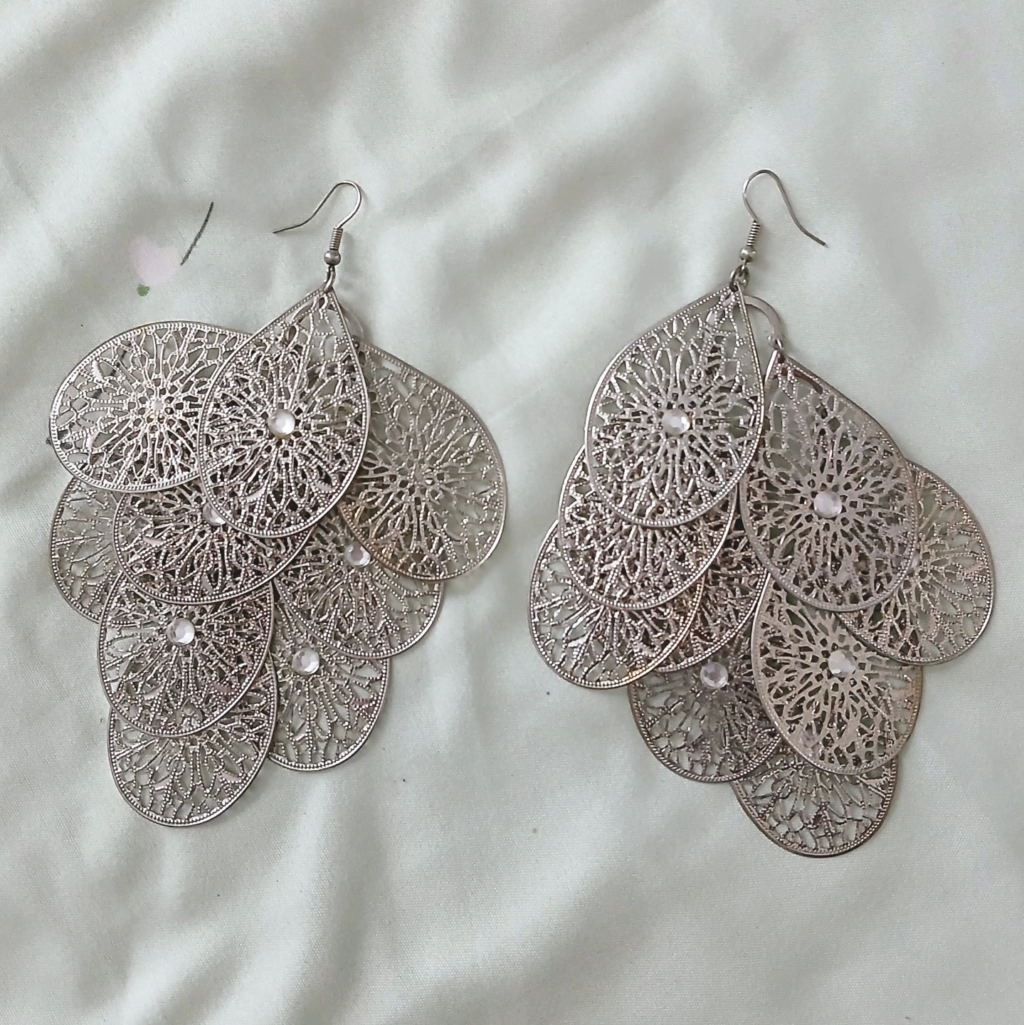 Silver Filigree Teardrop Earrings with Rhinestones ⚽