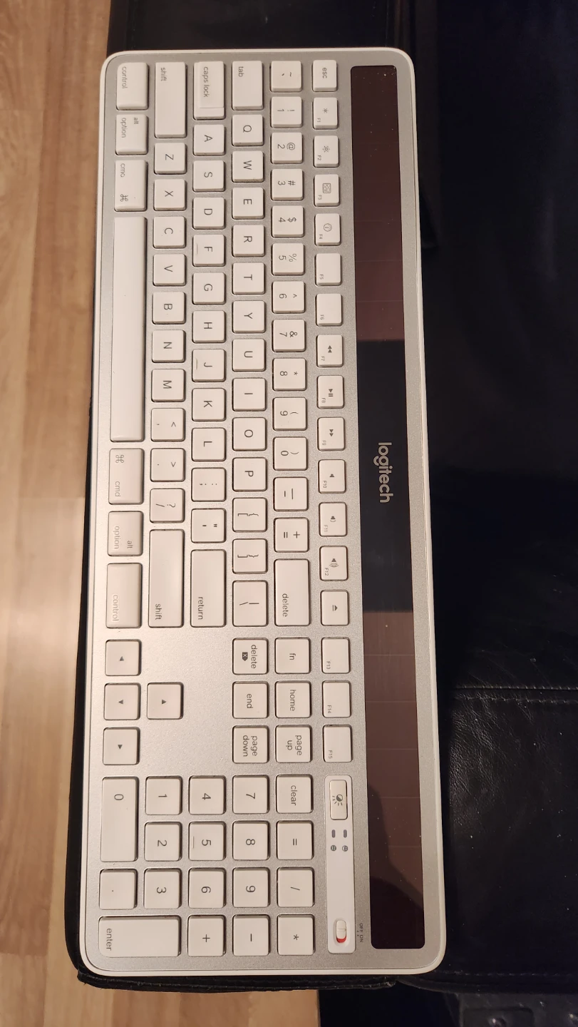 Logitech Wireless Solar Keyboard K750