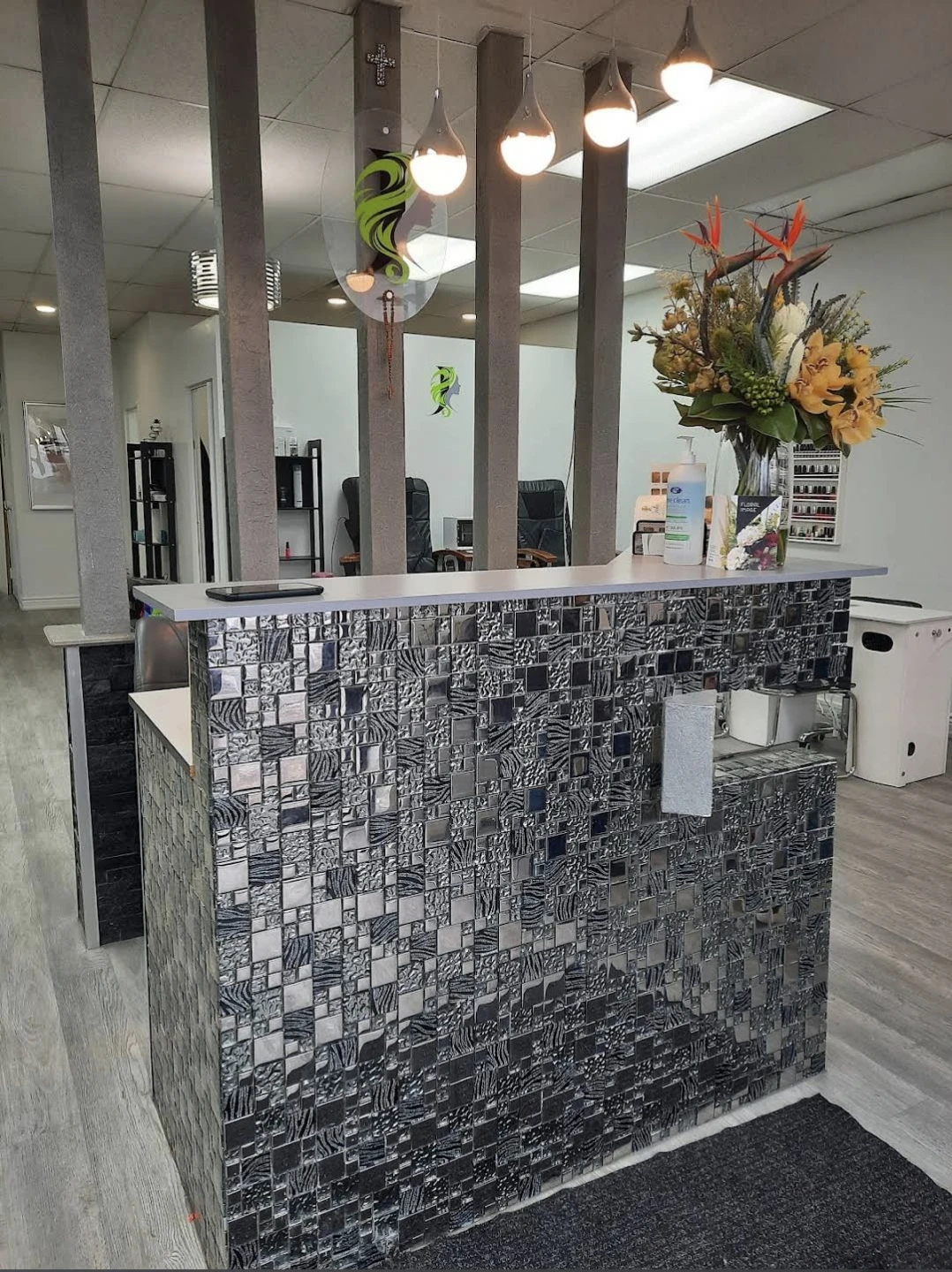 Stylish Hair Studio Space Available for Rent in Stoney Creek - photo 2